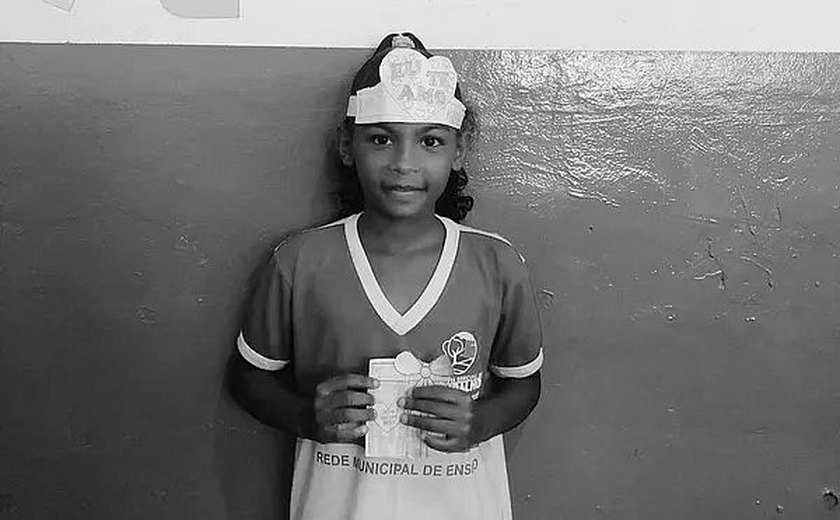 Criança morre ao levar choque elétrico após pegar celular que estava carregando