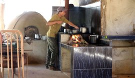 Preço do gás e desemprego elevam uso da lenha para cozinhar no Brasil