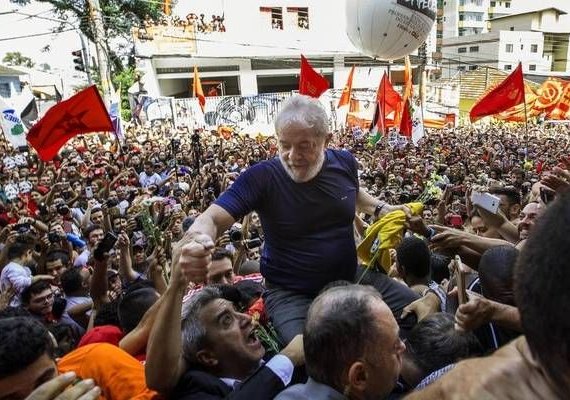 Manifestantes impedem saída de Lula do Sindicato dos Metalúrgicos