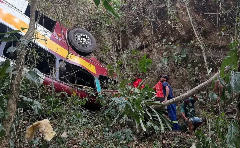 Passageiros sofreram queda de 90 graus em ribanceira