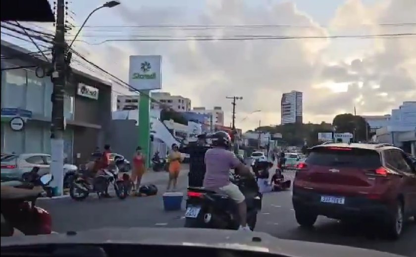 Acidente envolvendo duas motos e um carro deixa quatro pessoas feridas