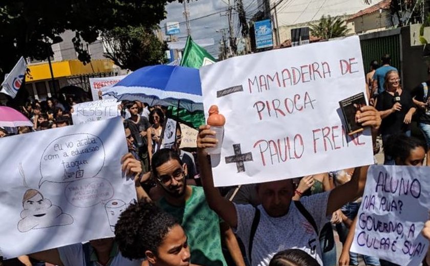 Estudantes vão às ruas de Arapiraca protestar contra cortes na Educação