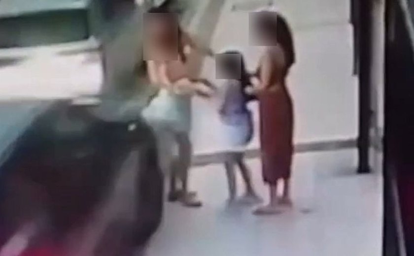 Motorista perde o controle durante manobra e atropela mulher que segurava criança em Maceió