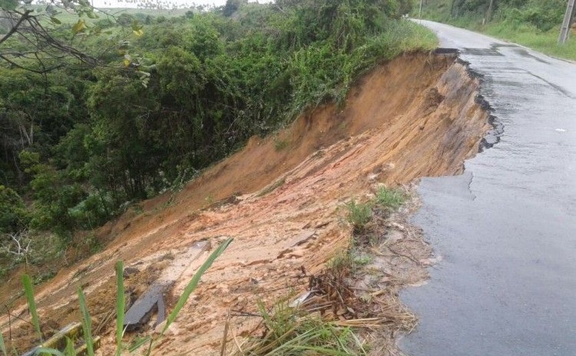 Principal pista de acesso à Pilar desaba em decorrência das fortes chuvas