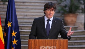 Ex-líder da Catalunha, Carles Puigdemont se entrega à polícia