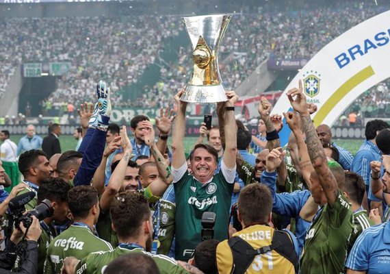 Jair Bolsonaro acompanha vitória do Palmeiras e entrega taça de campeão ao time