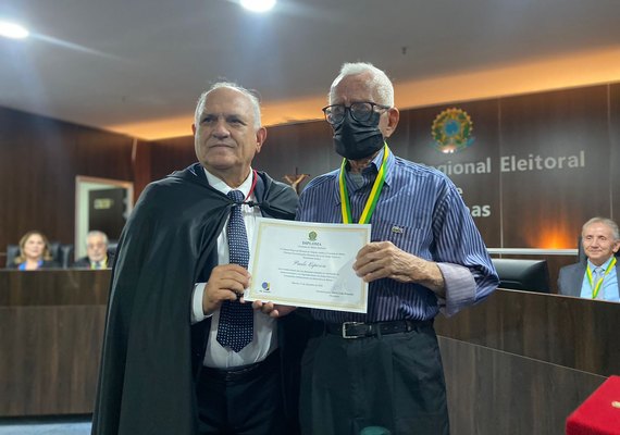 Mesário de 90 anos é homenageado com Medalha do Mérito Eleitoral