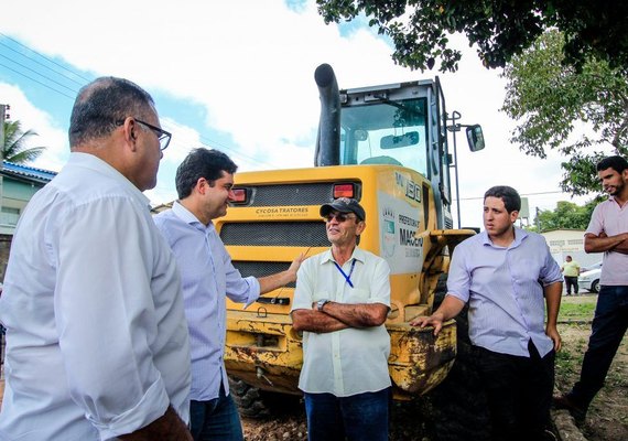 Prefeito Rui Palmeira vistoria obras de infraestrutura no Conjunto Inocoop