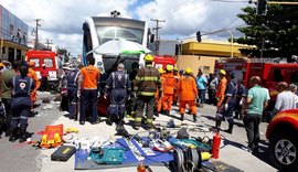 Duas pessoas morrem em grave acidente entre VLT e caminhonete