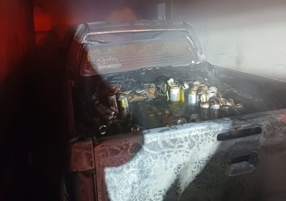 Veículos pegam fogo enquanto estavam estacionados em garagem de residência, em Maceió