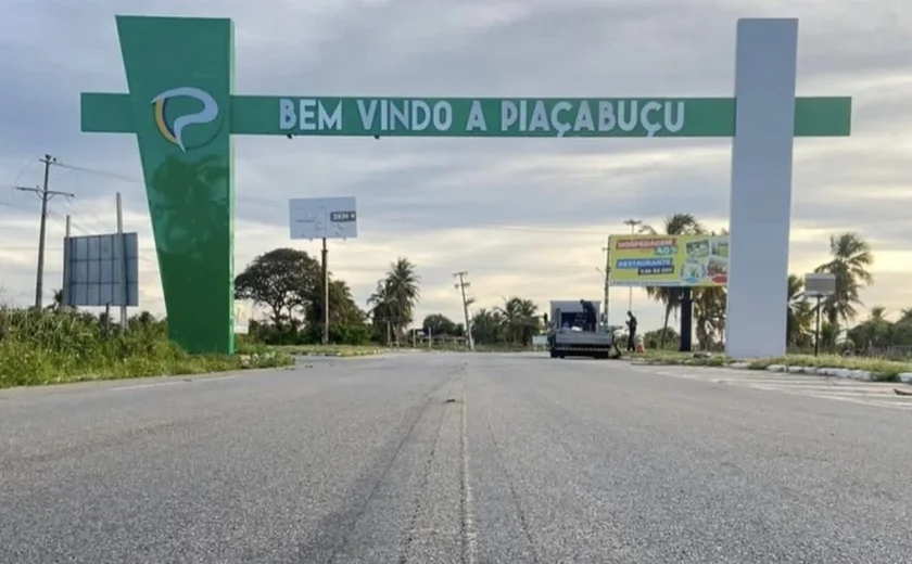 Veículo capota na AL-101 Sul e deixa uma pessoa presa às ferragens em Piaçabuçu