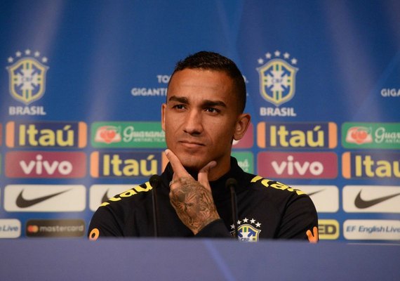 Lateral e um dos quatro do City na seleção, Danilo se diz encantado com Tite