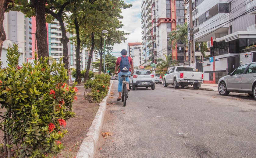 Rua Sandoval Arroxelas, no bairro da Ponta Verde, vai ganhar ciclofaixa