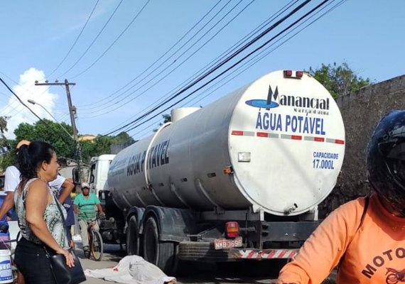 Mãe e filha morrem atropeladas por caminhão depois de caírem de motocicleta