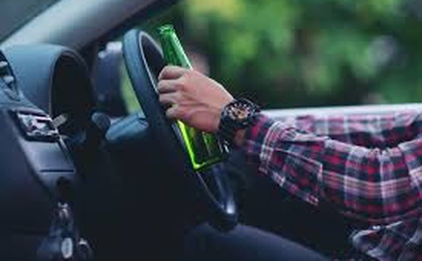 Motorista embriagado atropela duas pessoas e é preso após tentar fugir em Maceió