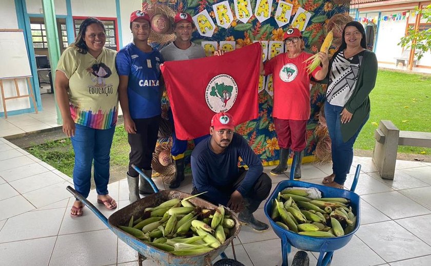 Em Atalaia, MST faz doação de milho para Escolas Públicas