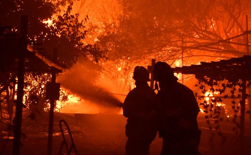 Incêndios florestais no sul do estado da Califórnia queimam fora de controle