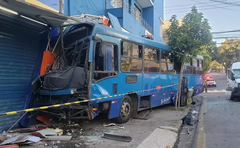 Acidente entre ônibus e van deixa mais de 20 pessoas feridas em BH