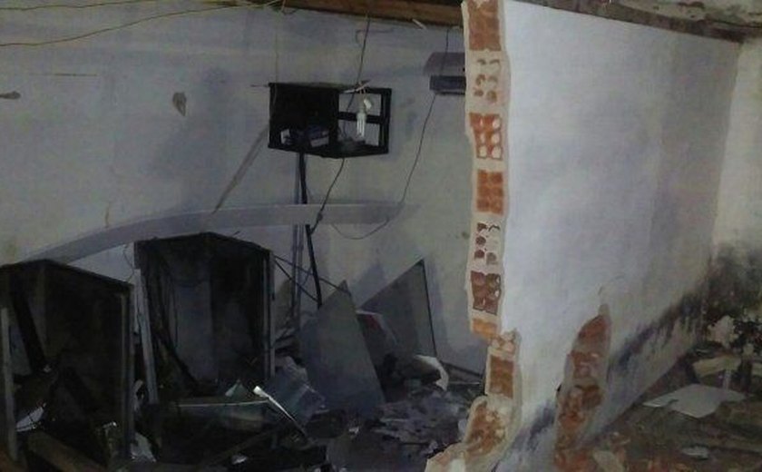 Suspeitos fecham acesso a povoado em Coruripe e explodem caixas eletrônicos