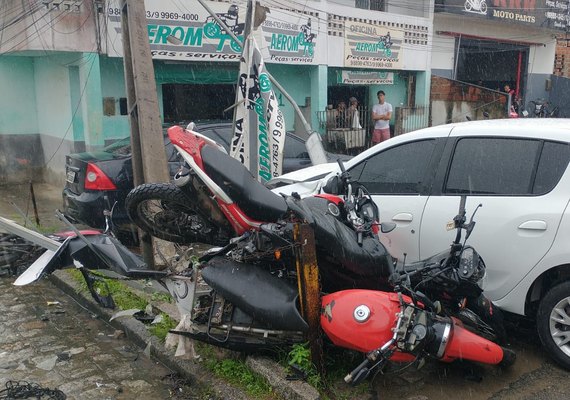 Acidente entre carro e poste é registrado em trecho da BR-104