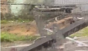 Poste de energia elétrica cai em rua após carro colidir contra ele