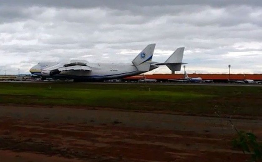 Maior avião do mundo pousa pela primeira vez no aeroporto de Campinas