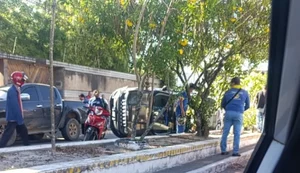 Jeep capota em rua de Arapiraca e trecho é interditado
