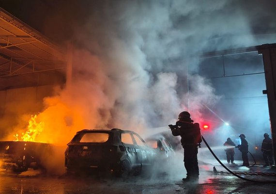 Incêndio em oficina mecânica destrói carros em Arapiraca