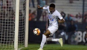 Com show de Vanderlei, Santos vence Estudiantes e vira líder