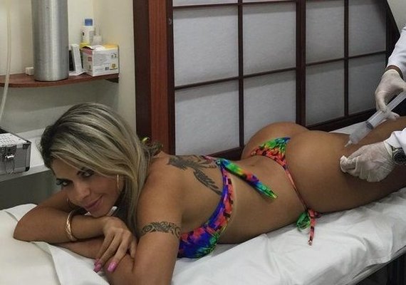 Ex-BBB Cacau Colucci mostra frente e verso de maiô branco em piscina