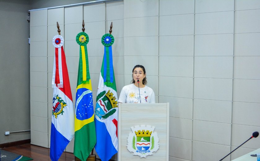 Vereadora defende alunos da Uncisal que estão em risco de não concluir cursos