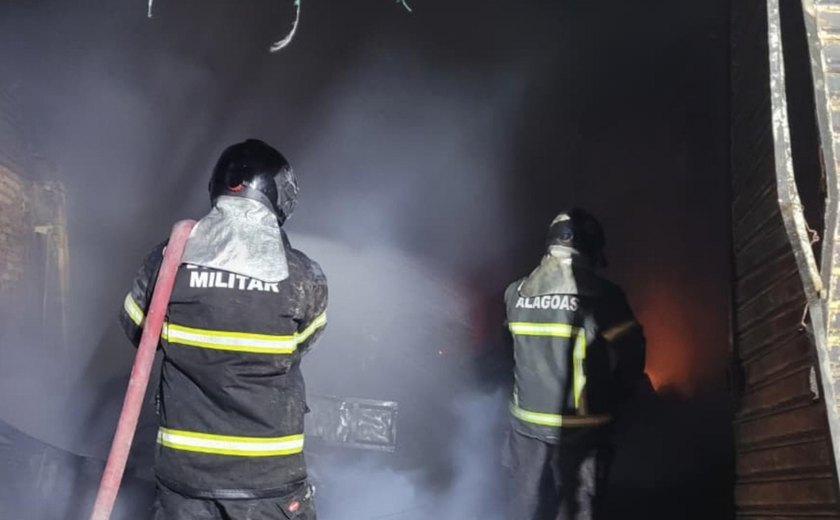 Corpo de Bombeiros combate incêndio em loja de eletrodomésticos em Arapiraca