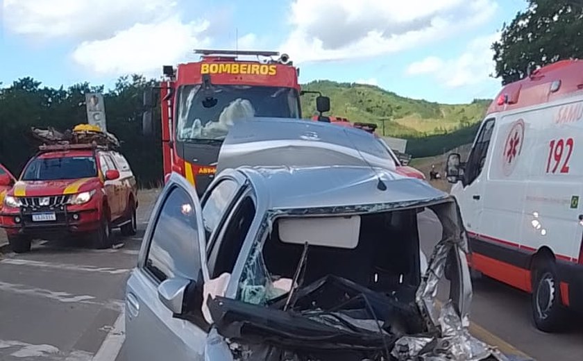 Colisão entre ônibus e veículo de passeio deixa um morto e dois feridos na BR-316