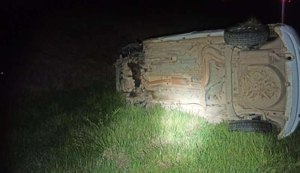 Passageiro sem cinto de segurança morre ao ser arremessado de carro em acidente