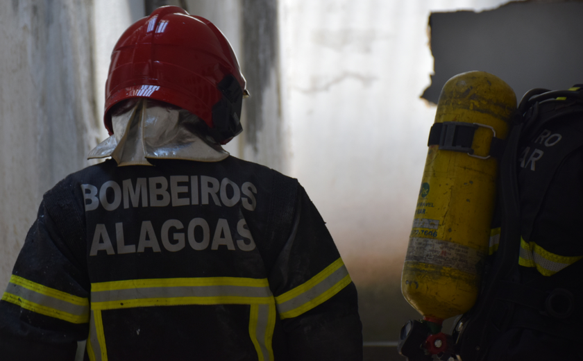 Bombeiros combatem incêndio em estabelecimento comercial em Maceió