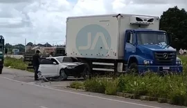 Carro fica preso sob caminhão-baú após colisão em Arapiraca