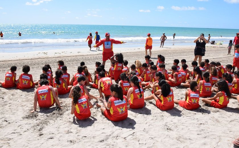 Projeto Golfinho inicia com 500 crianças inscritas na Praia da Pajuçara