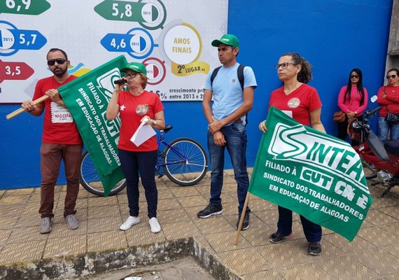Trabalhadores da educação paralisam serviços em Teotônio Vilela