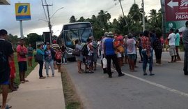 Moradores de Ipioca protestam contra mudança no itinerário de linhas de ônibus