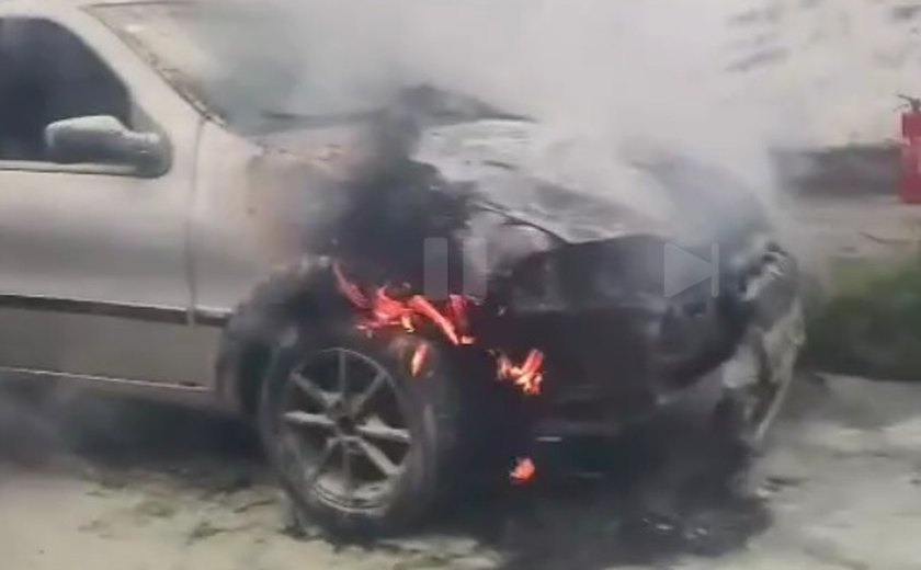 Carro fica completamente destruído após pegar fogo no Tabuleiro do Martins