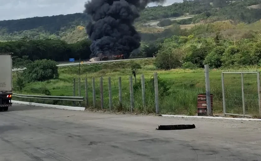 Após colisão entre dois caminhões, princípio de incêndio é registrado na BR-101