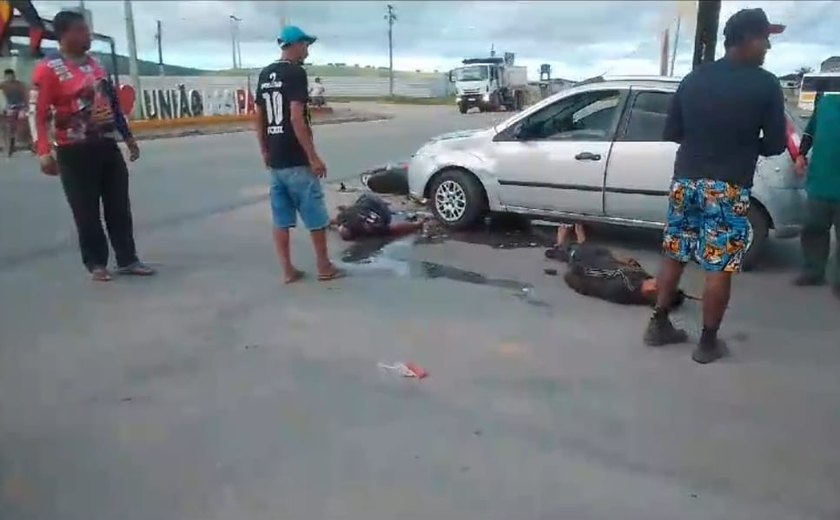 Motociclista e garupa ficam feridos após colisão com veículo de passeio