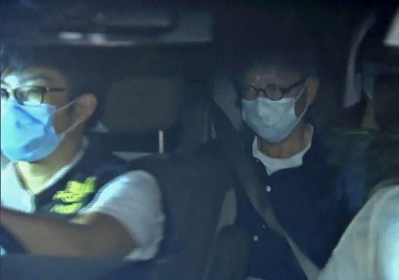 Polícia de Hong Kong prende editor de jornal pró-democracia