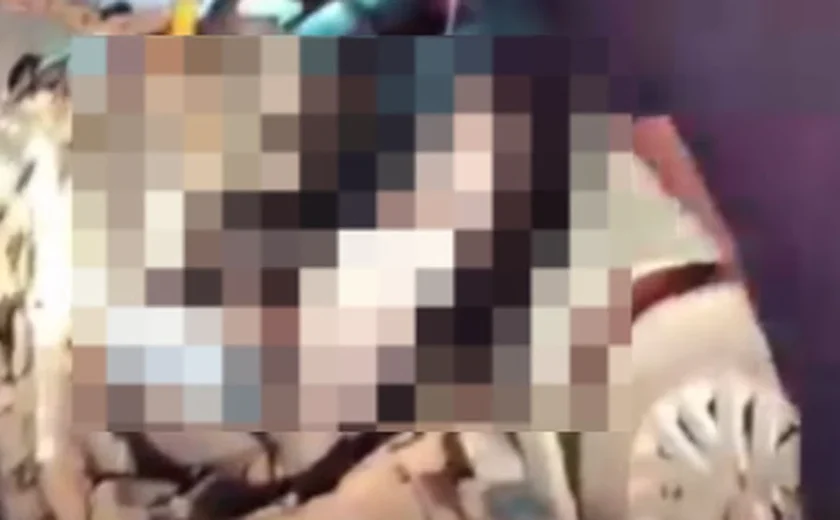 Homem fica preso às ferragens após colisão entre carro e carreta na AL-460