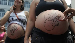 Fatores sociais e estruturais empurram mulheres para cesarianas