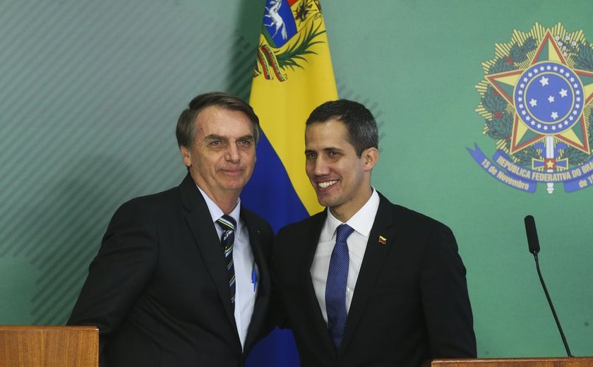 Jair Bolsonaro diz que vai atuar para restabelecer democracia na Venezuela