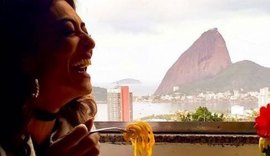 Ju Paes come macarrão com salsicha em comunidade carioca