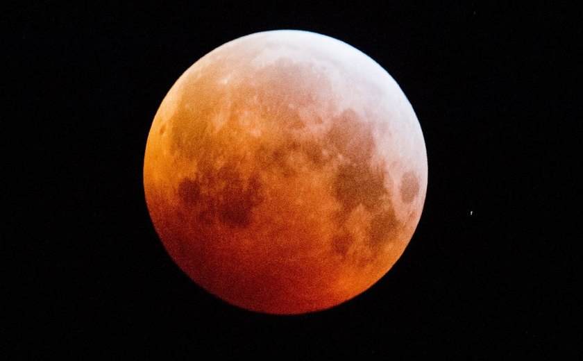 Eclipse Lunar total e a maior superlua do ano acontecem nesta quarta-feira (26)