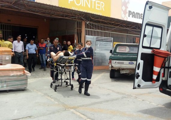 Funcionário é baleado dentro de loja durante assalto no Barro Duro