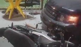 Vídeo: carro destrói moto após invadir e causar estragos em praça revitalizada na Cruz das Almas
